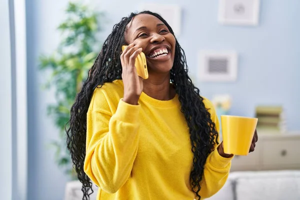 African American Woman Drinking Coffee Talking Smartphone Home — Stock Photo, Image