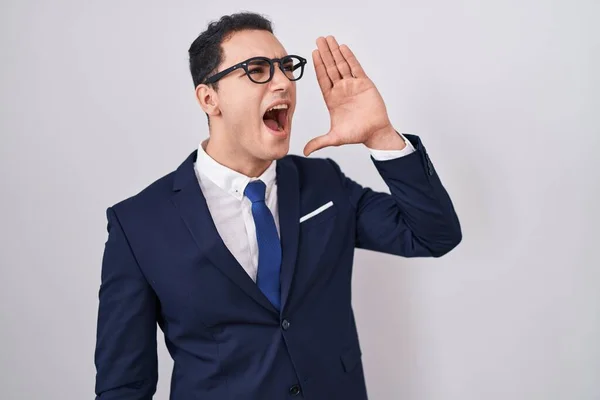 Young Hispanic Man Wearing Suit Tie Shouting Screaming Loud Side — Stock Photo, Image