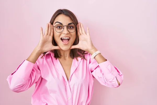 Young Hispanic Woman Wearing Glasses Standing Pink Background Smiling Cheerful — Stock Photo, Image