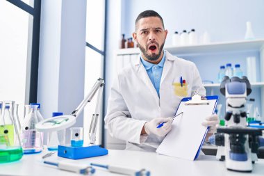 Laboratuvarda çalışan İspanyol bir adam elinde boş bir pano tutuyordu. Şaşırmış ve şaşırmış bir ifade, korku ve heyecanlı bir yüz vardı.. 