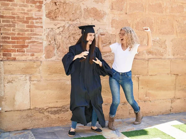Two Women Mother Graduated Daughter Standing Together Campus University — Stockfoto