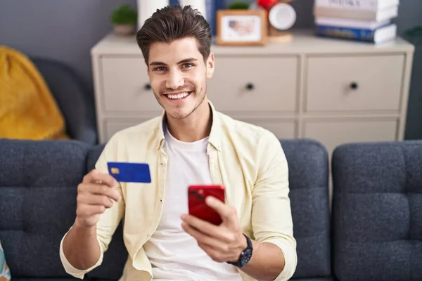 Νεαρός Ισπανόφωνος Άνδρας Που Χρησιμοποιεί Smartphone Και Πιστωτική Κάρτα Κάθεται — Φωτογραφία Αρχείου