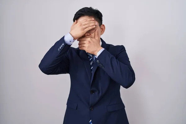 Giovane Uomo Asiatico Indossa Abito Lavoro Cravatta Che Copre Gli — Foto Stock