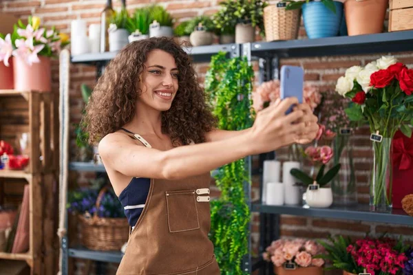 Young Beautiful Hispanic Woman Florist Smiling Confident Make Selfie Smartphone — Stockfoto
