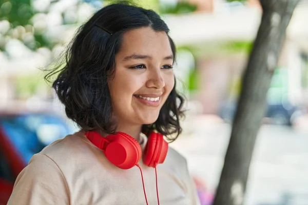 Junge Frau Lächelt Selbstbewusst Mit Kopfhörern Auf Der Straße — Stockfoto