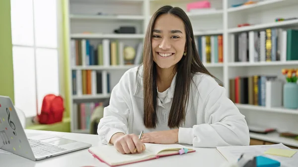 Üniversite Sınıfında Dizüstü Bilgisayar Kullanan Genç Güzel Spanyol Bir Kız — Stok fotoğraf