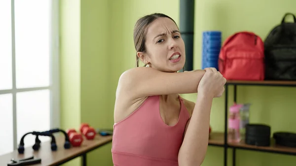 Young Beautiful Hispanic Woman Stretching Arm Training Sport Center — 图库照片