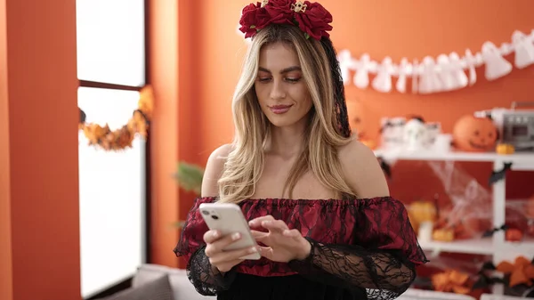 Young Blonde Woman Using Smartphone Having Halloween Party Home — Φωτογραφία Αρχείου