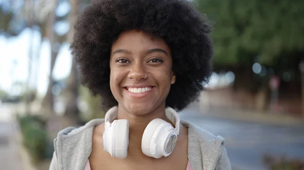 Afroamerikanerin Lächelt Selbstbewusst Und Trägt Kopfhörer Auf Der Straße — Stockfoto