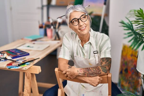 Orta Yaşlı Gri Saçlı Gülümseyen Kendine Güvenen Bir Sanatçı Sanat — Stok fotoğraf