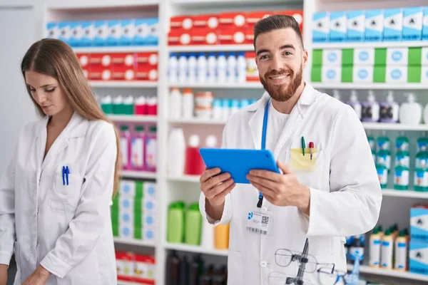 Man Woman Pharmacists Using Touchpad Working Pharmacy — Stock Photo, Image