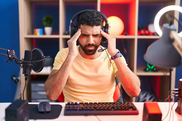 Латиноамериканец Бородой Играет Видеоигры Наушниками Рукой Голове Боли Голове Стресса — стоковое фото