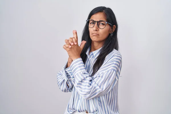 Junge Hispanische Frau Mit Brille Die Symbolische Waffe Mit Handgeste — Stockfoto