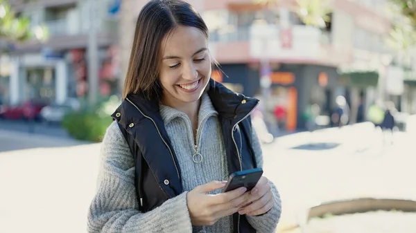 Young Beautiful Hispanic Woman Smiling Confident Using Smartphone Park — Stock Photo, Image