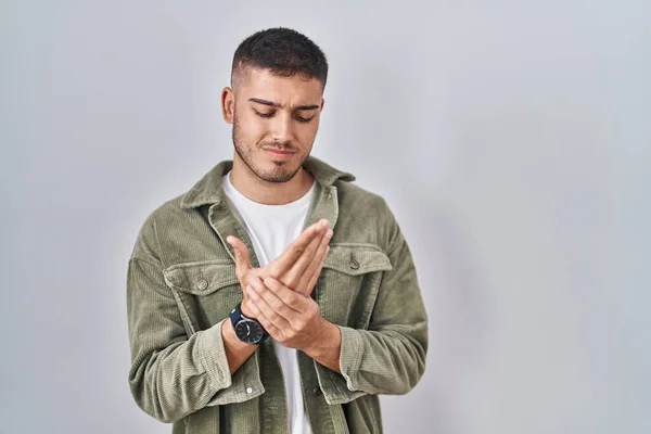Young Hispanic Man Standing Isolated Background Suffering Pain Hands Fingers — Stock Photo, Image