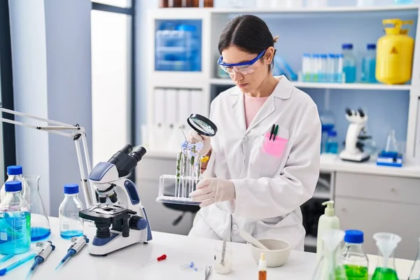 Ung Kvinna Bär Forskare Uniform Ser Blommor Med Förstoringsglas Laboratoriet — Stockfoto