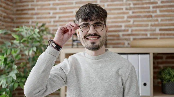 Joven Trabajador Negocios Hispano Sonriendo Confiado Sosteniendo Gafas Oficina — Foto de Stock