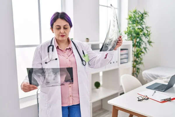Young Beautiful Size Woman Doctor Looking Xray Standing Clinic — Φωτογραφία Αρχείου