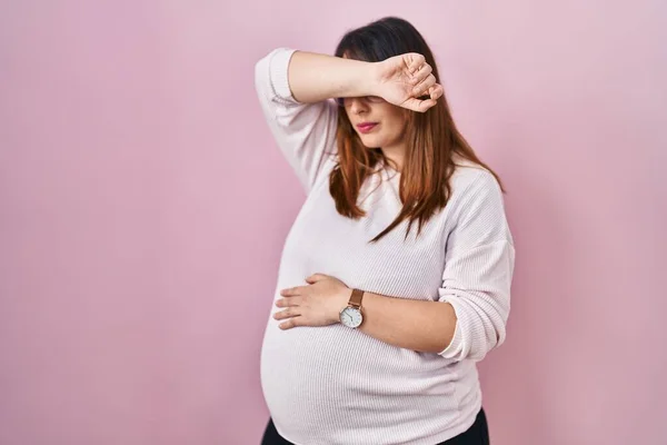 Zwangere Vrouw Staan Roze Achtergrond Bedekken Ogen Met Arm Kijken — Stockfoto