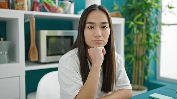 Junge Schöne Hispanische Frau Sitzt Auf Sofa Mit Ernstem Gesichtsausdruck — Stockfoto
