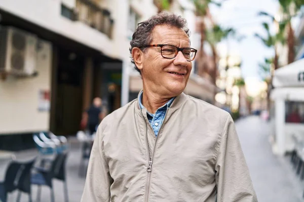 Hombre Mediana Edad Sonriendo Confiado Caminando Calle —  Fotos de Stock