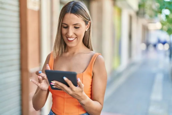 Νεαρή Όμορφη Ισπανόφωνη Γυναίκα Χαμογελά Αυτοπεποίθηση Χρησιμοποιώντας Touchpad Στο Δρόμο — Φωτογραφία Αρχείου