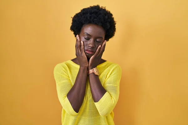 Afrikansk Ung Kvinna Står Över Gul Studio Trötta Händer Täcker — Stockfoto
