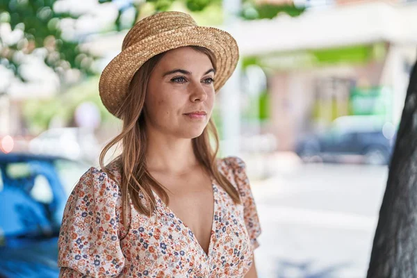 Young Woman Tourist Wearing Summer Hat Looking Side Street — Fotografia de Stock