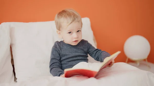 Adorable Niño Rubio Leyendo Libro Cuentos Sentado Cama Dormitorio — Foto de Stock