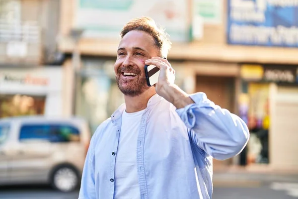 Jonge Kaukasische Man Glimlachend Zelfverzekerd Praten Smartphone Straat — Stockfoto