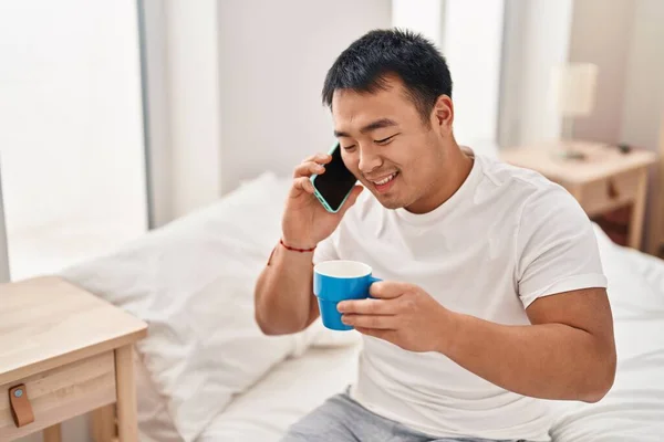 Junger Chinese Unterhält Sich Auf Dem Smartphone Und Trinkt Kaffee — Stockfoto