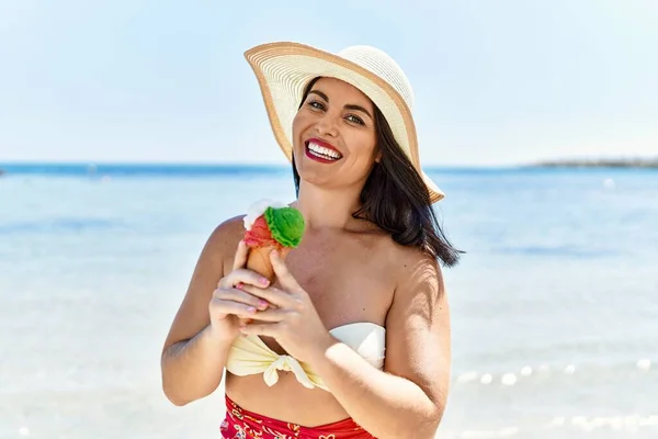 Jeune Belle Hispanique Femme Toruiste Souriant Confiance Manger Crème Glacée — Photo