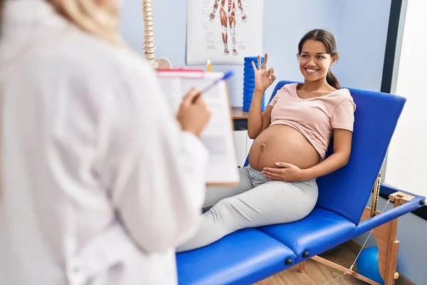 Mujer Embarazada Joven Clínica Fisioterapeuta Sonriendo Mirando Hacia Lado Mirando — Foto de Stock