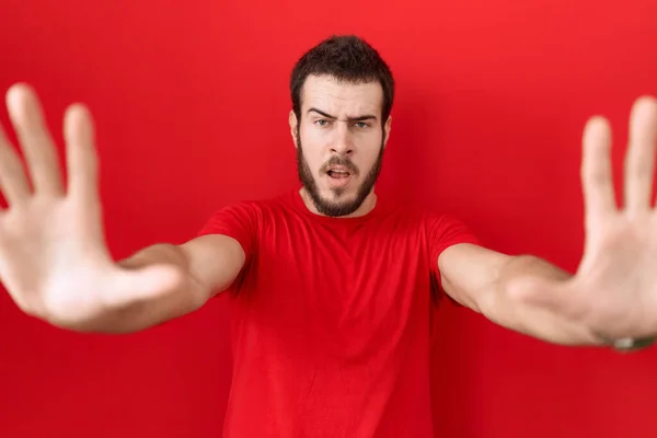Νεαρός Ισπανόφωνος Φορώντας Casual Κόκκινο Πουκάμισο Κάνει Στάση Χειρονομία Χέρια — Φωτογραφία Αρχείου