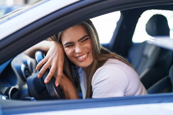 Junge Frau Lächelt Selbstbewusst Auto Auf Straße — Stockfoto