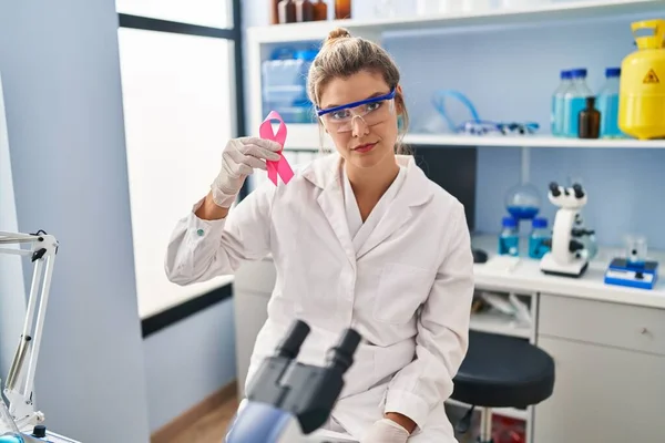 Молодая Женщина Работающая Научной Лаборатории Розовой Ленточкой Мышления Отношение Трезвое — стоковое фото