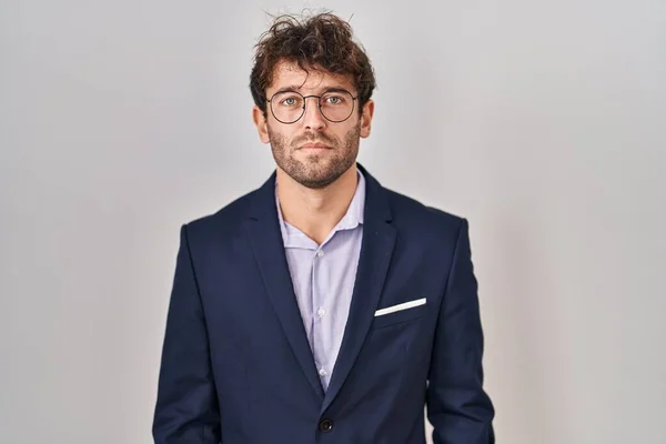 Spanyol Üzletember Szemüvegben Komoly Arckifejezéssel Egyszerű Természetes Nézi Kamerát — Stock Fotó