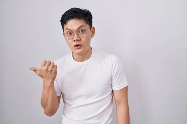 Joven Asiático Hombre Pie Sobre Fondo Blanco Sorprendido Señalando Con — Foto de Stock
