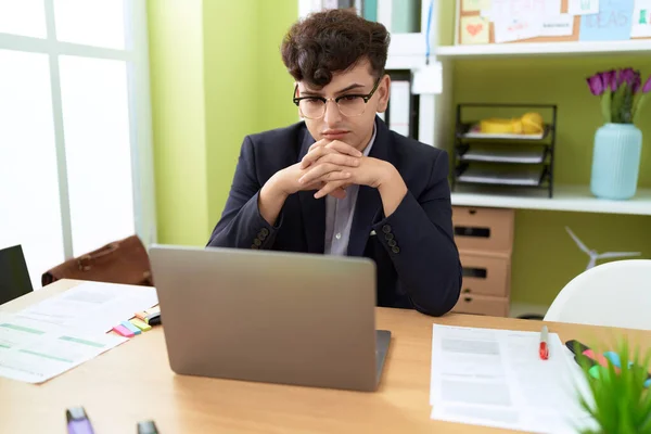 Non Binary Man Business Worker Using Laptop Relaxed Expression Office — ストック写真