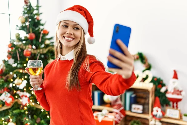 Young Caucasian Woman Make Selfie Smartphone Standing Christmas Tree Home — Fotografia de Stock