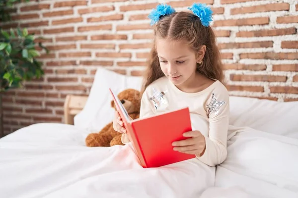 Adorable Caucasian Girl Reading Book Sitting Bed Bedroom — Fotografia de Stock