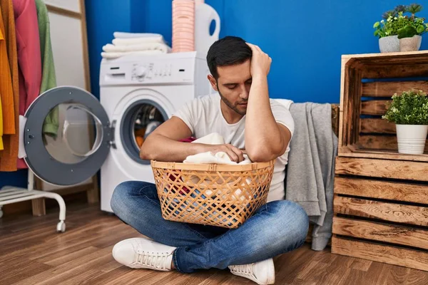 Junger Hispanischer Mann Müde Wäsche Waschen Der Waschküche — Stockfoto