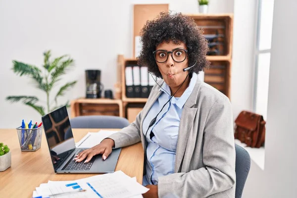 Ofiste Kıvırcık Saçlı Çağrı Merkezi Kulaklığı Takan Siyah Bir Kadın — Stok fotoğraf