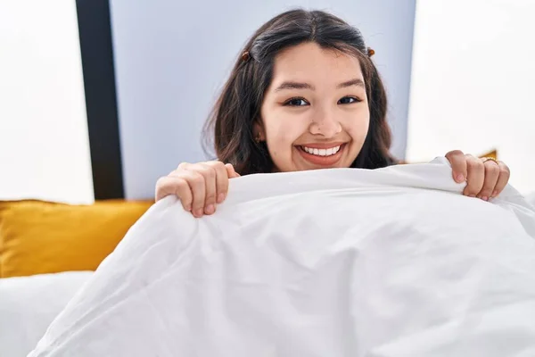 Mujer Joven Sonriendo Confiada Sentada Cama Dormitorio — Foto de Stock