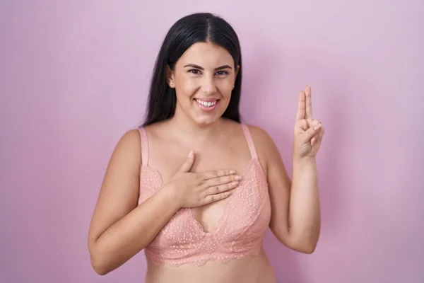 Jovem Hispânica Vestindo Sutiã Rosa Sorrindo Jurando Com Mão Peito — Fotografia de Stock