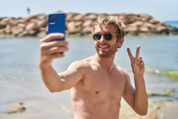 Ung Man Turist Ler Säker Göra Selfie Med Smartphone Vid — Stockfoto