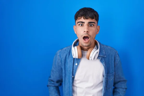 Young Hispanic Man Standing Blue Background Afraid Shocked Surprise Amazed — Stockfoto
