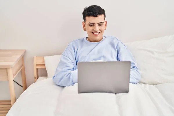 Jovem Homem Não Binário Usando Laptop Sentado Cama — Fotografia de Stock
