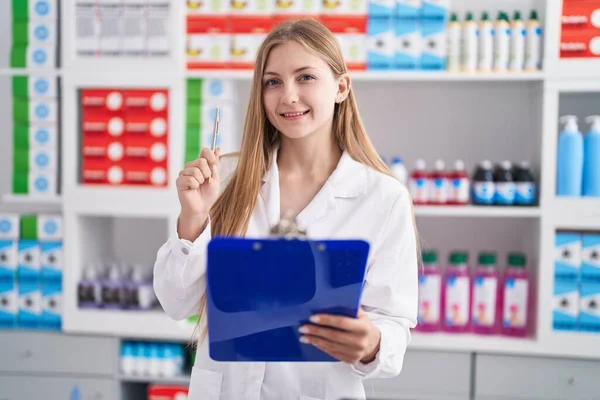 Jeune Pharmacienne Caucasienne Écrivant Sur Document Pharmacie — Photo