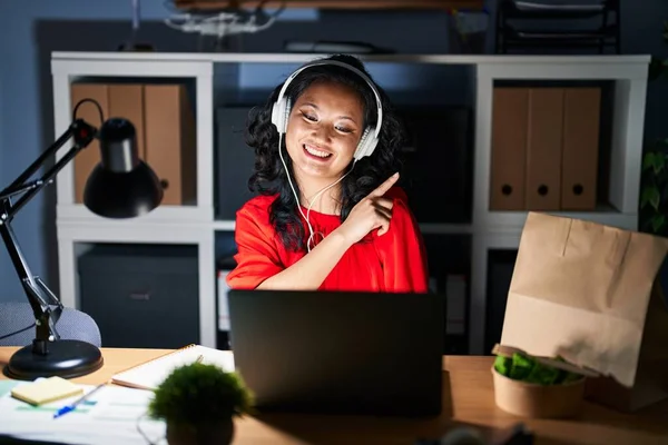 Joven Mujer Asiática Trabajando Oficina Con Portátil Por Noche Alegre —  Fotos de Stock